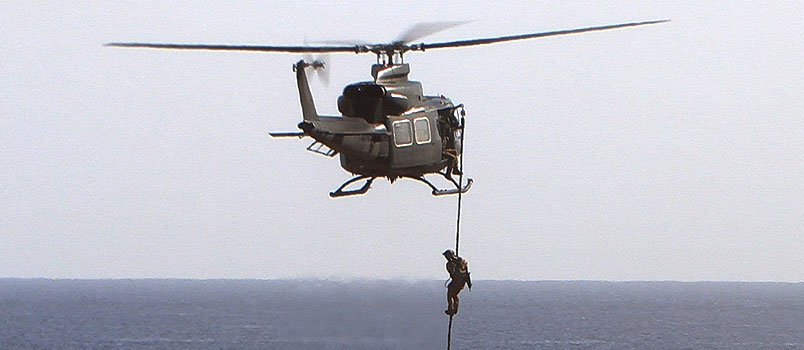 militare discesa elicottero